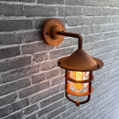 Rustikale Außenwandleuchte aus Metall im Vintage-Stil