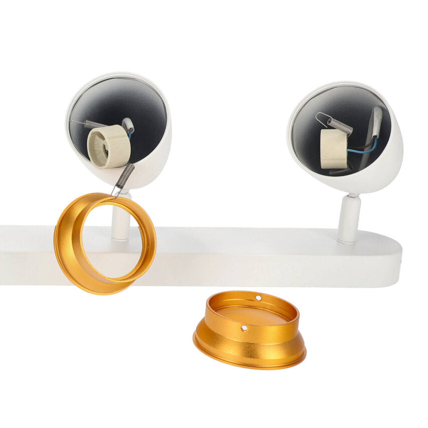 Nahaufnahme des Lampeninnenraums mit GU10-Fassung und dekorativem goldfarbenem Reflektorring