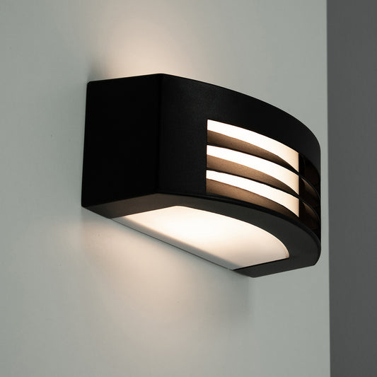 Schwarze und moderne Wandleuchte für Außenbereich 