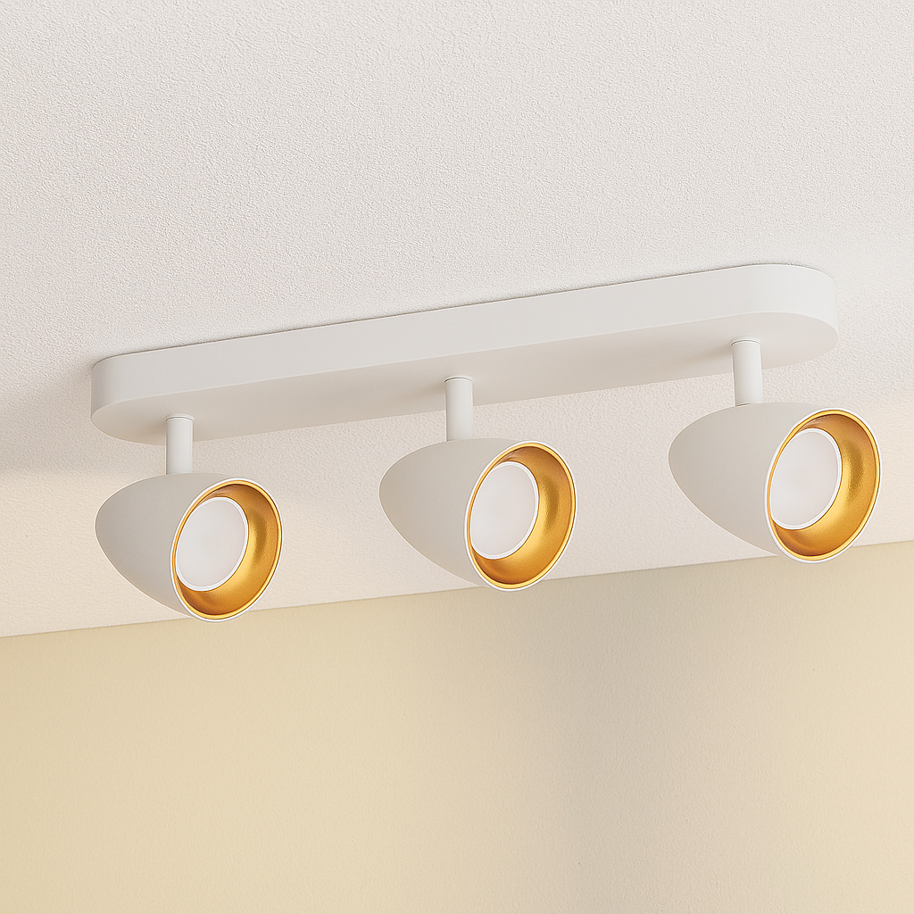 Weiße Deckenleuchte mit drei goldenen Spots – modernes Design für Wohnräume
