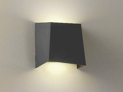 Moderne schwarze LED-Außenwandleuchte mit Licht nach oben und unten an Fassade