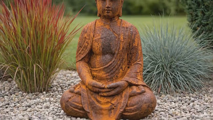 Buddha-Figur mit echter Rostpatina – Handgefertigte Steinguss-Skulptur für Garten & Terrasse