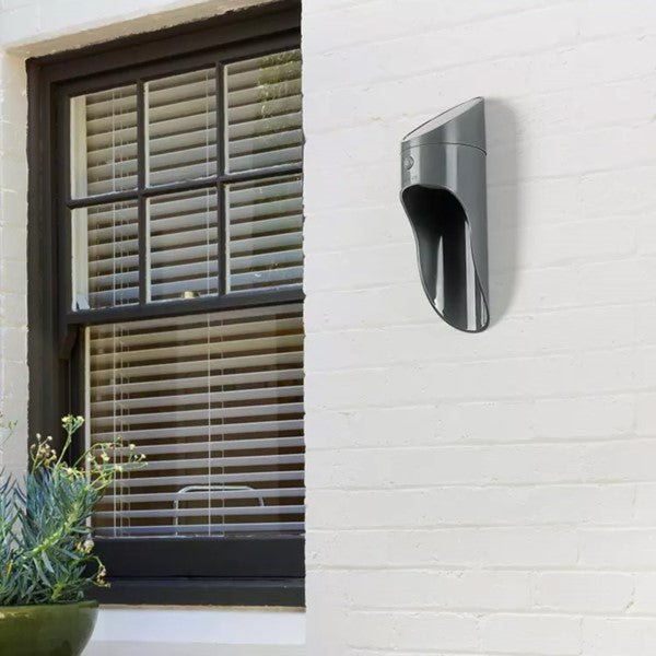 Moderne graue Außenwandleuchte mit integriertem Solarpanel und LED-Technologie
